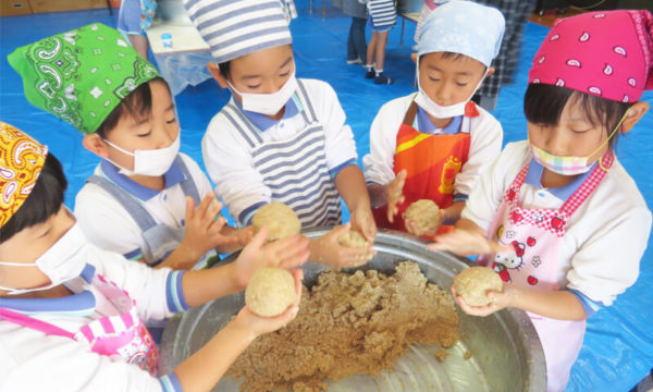こだわりの自園給食、お米やみそ作り等の栽培・クッキング体験